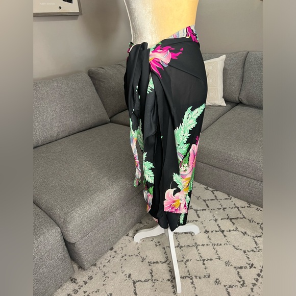 NEW multi floral sarong. - Picture 7 of 8